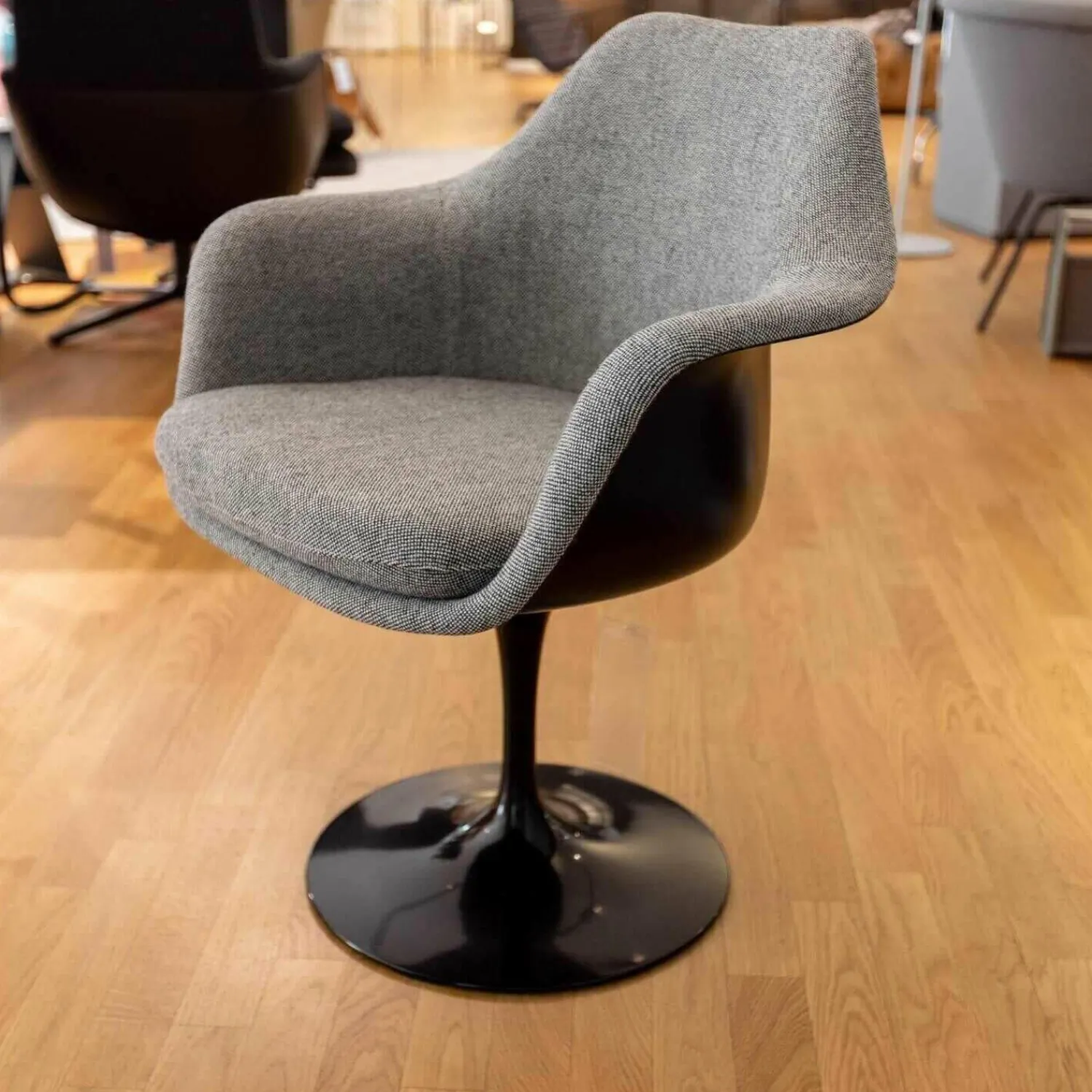 Knoll International Einzelstühle|Armlehnstuhl Saarinen Vollpolster Stoff Hallingdal 126 Grau Gestell Schwarz