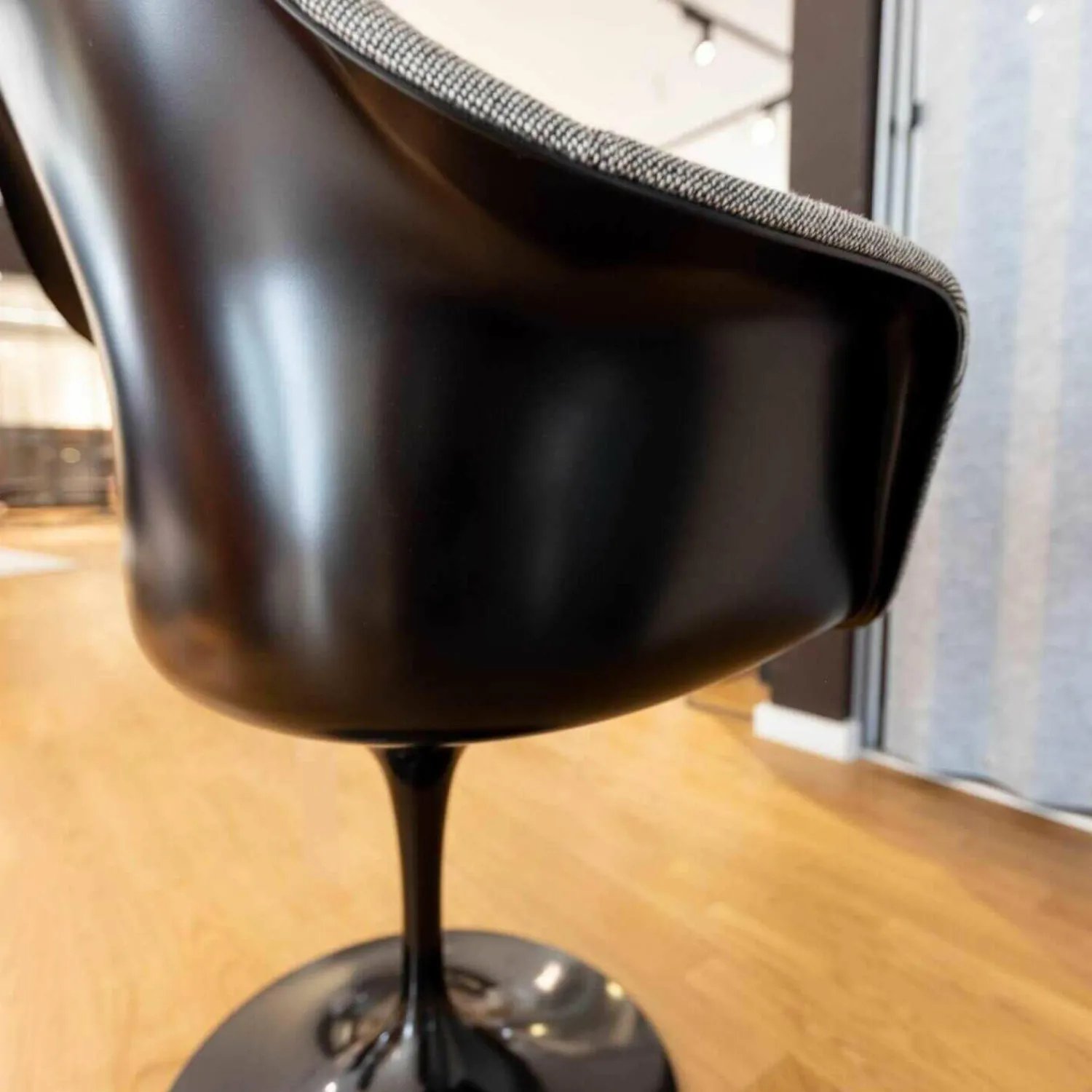 Knoll International Einzelstühle|Armlehnstuhl Saarinen Vollpolster Stoff Hallingdal 126 Grau Gestell Schwarz