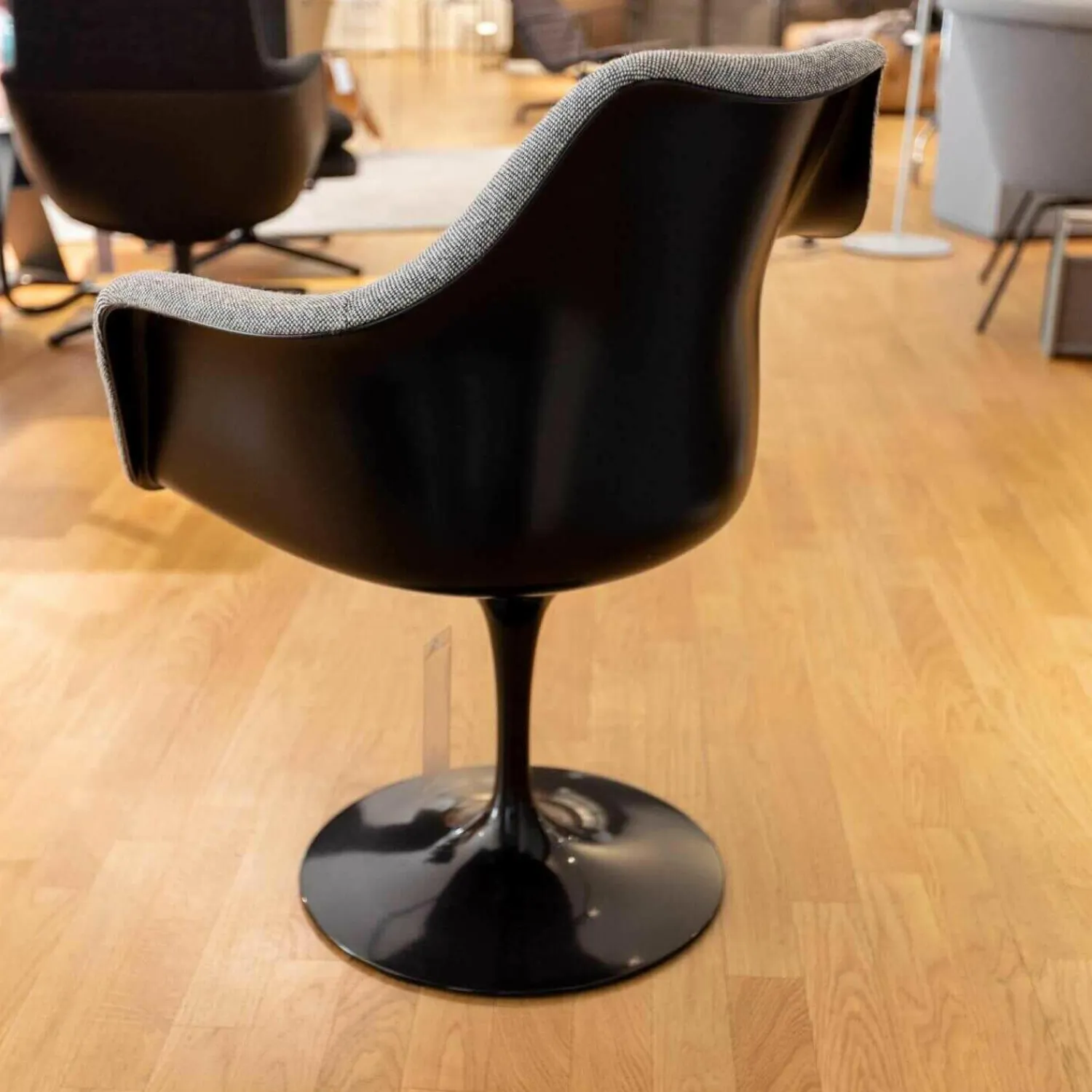 Knoll International Einzelstühle|Armlehnstuhl Saarinen Vollpolster Stoff Hallingdal 126 Grau Gestell Schwarz