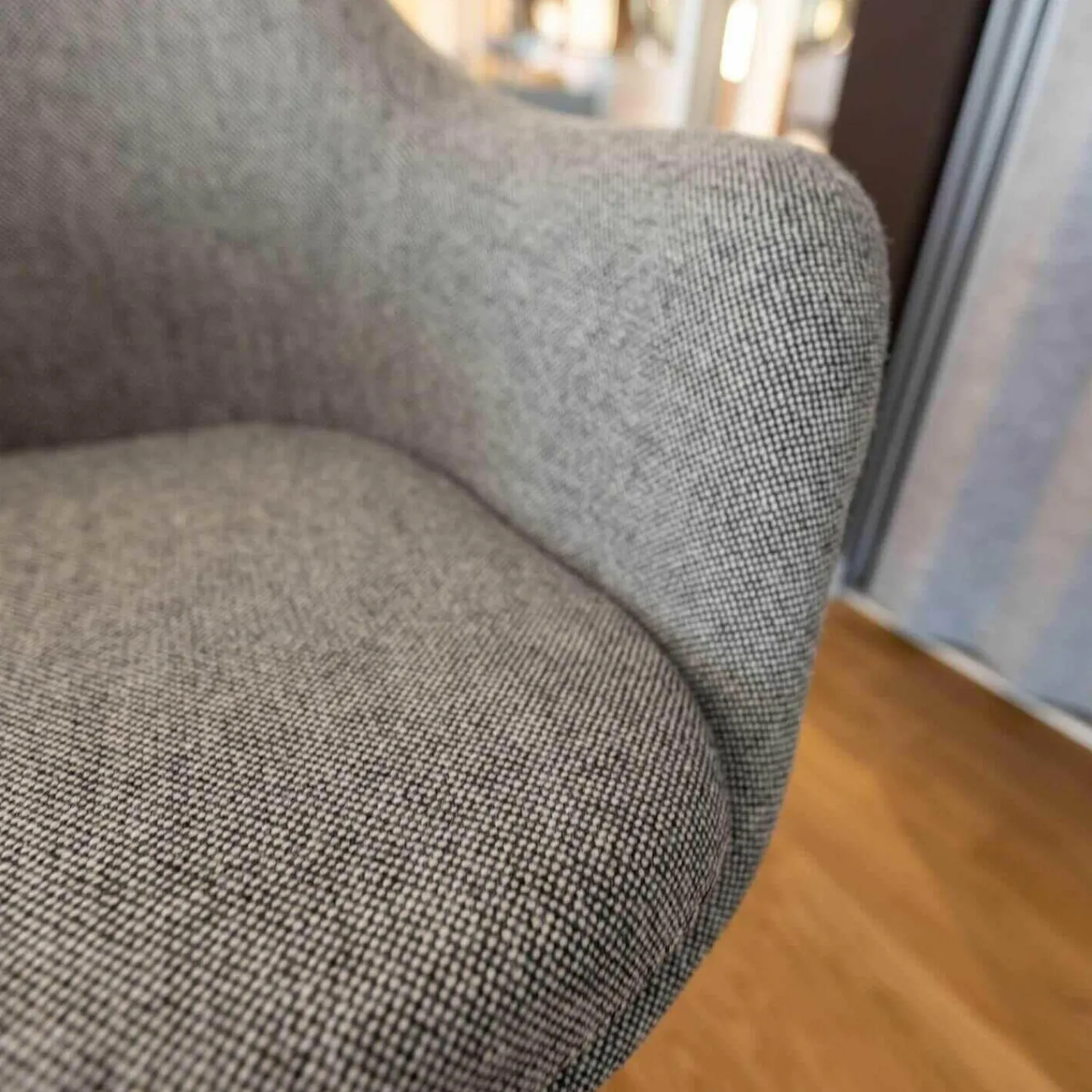 Knoll International Einzelstühle|Armlehnstuhl Saarinen Vollpolster Stoff Hallingdal 126 Grau Gestell Schwarz