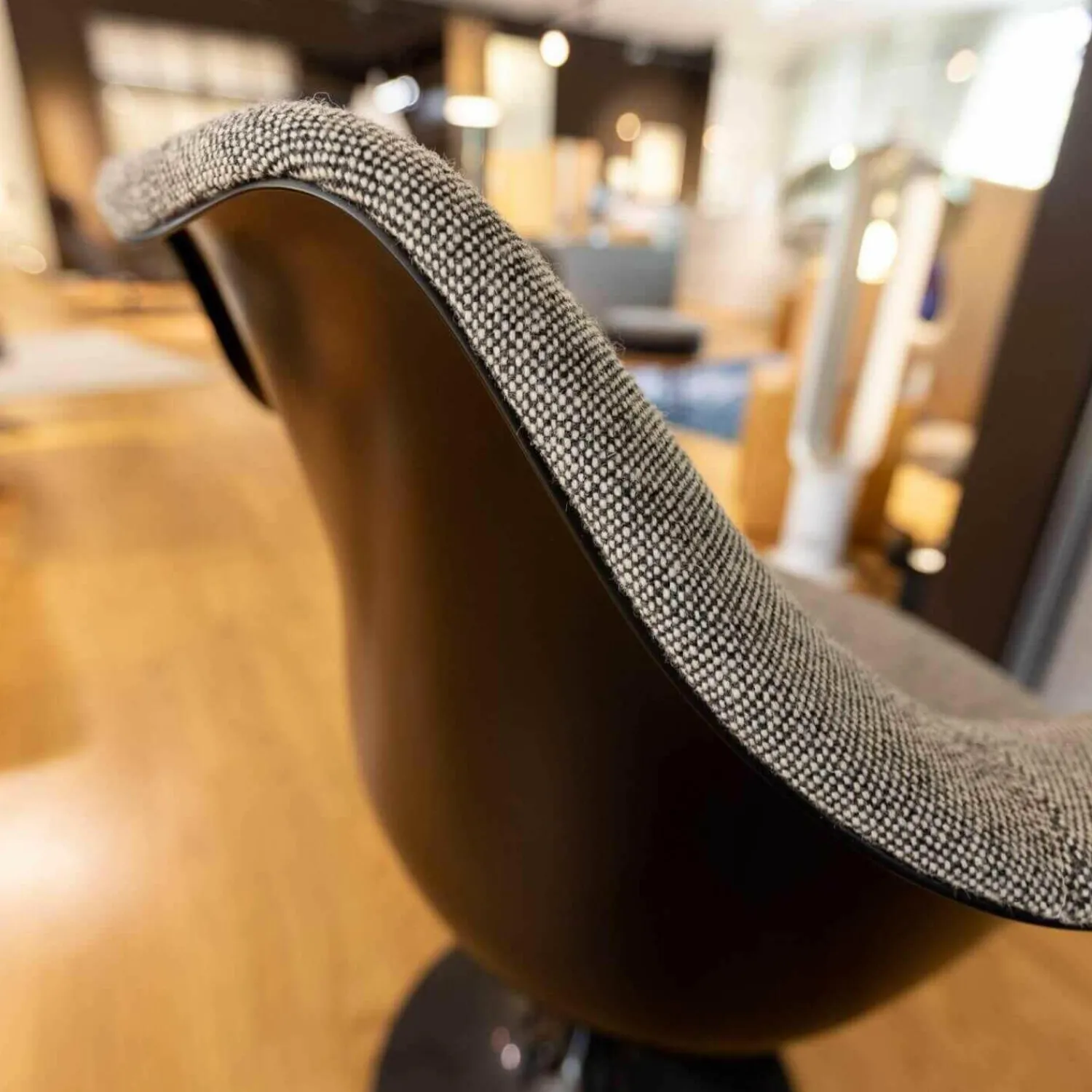 Knoll International Einzelstühle|Armlehnstuhl Saarinen Vollpolster Stoff Hallingdal 126 Grau Gestell Schwarz