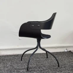 BD Barcelona Einzelstühle|Armlehnstuhl Showtime Bezug Breeze Z10 Black Schwarz Mit Blauen Nähten Schale Lackiert Schwarz Matt Gestell Anthrazit Matt Drehbar Ohne Armauflagen