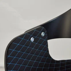 BD Barcelona Einzelstühle|Armlehnstuhl Showtime Bezug Breeze Z10 Black Schwarz Mit Blauen Nähten Schale Lackiert Schwarz Matt Gestell Anthrazit Matt Drehbar Ohne Armauflagen