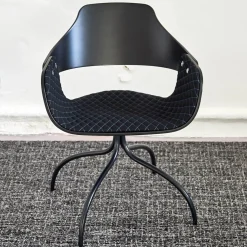 BD Barcelona Einzelstühle|Armlehnstuhl Showtime Bezug Breeze Z10 Black Schwarz Mit Blauen Nähten Schale Lackiert Schwarz Matt Gestell Anthrazit Matt Drehbar Ohne Armauflagen