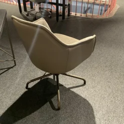 Christine Kröncke Einzelstühle|Armlehnstuhl Sophie Moover Stoff Cozy 022 Taupe Beige Außen Leder Belsoave Stone Beige Drehgestell Rauchbraun