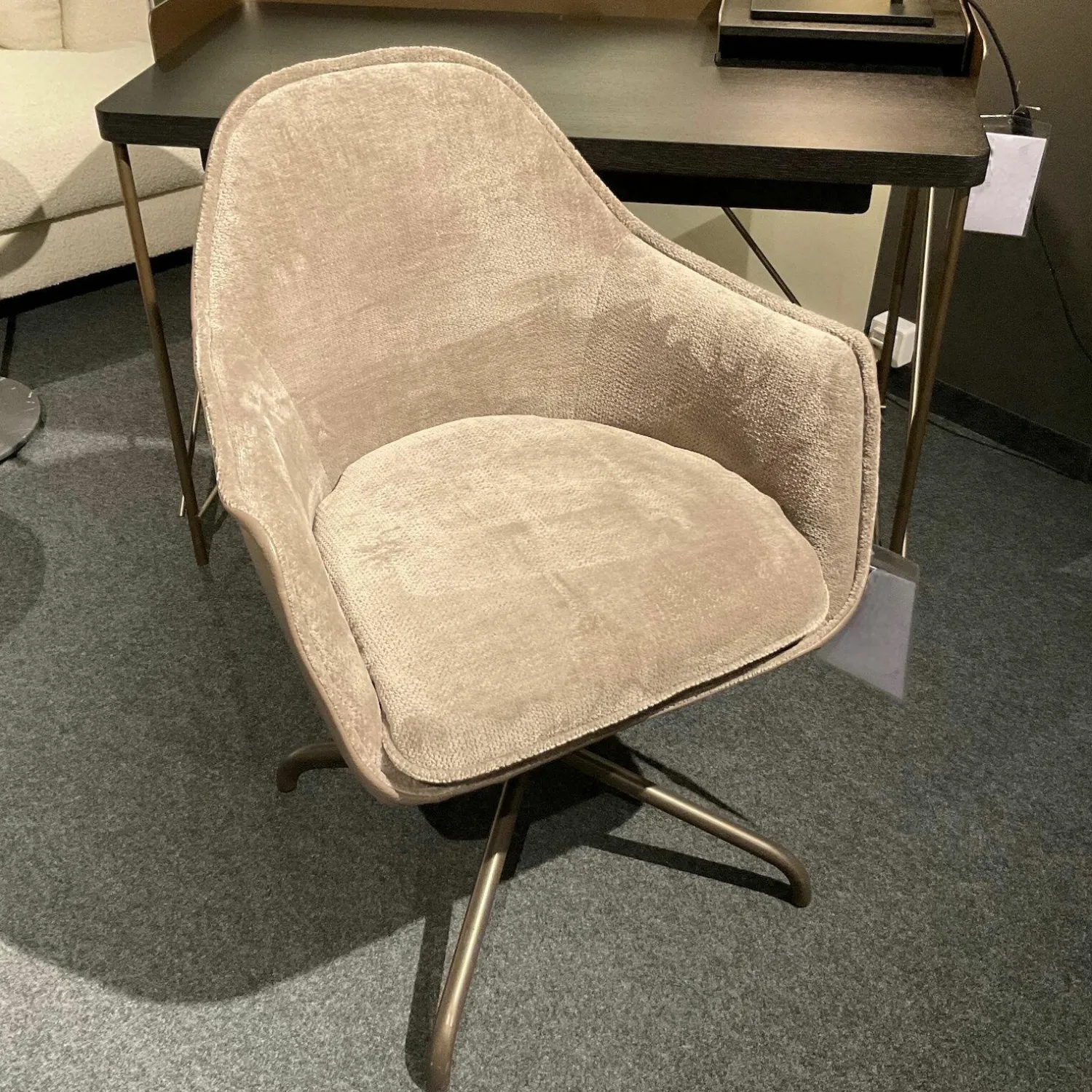 Christine Kröncke Einzelstühle|Armlehnstuhl Sophie Moover Stoff Cozy 022 Taupe Beige Außen Leder Belsoave Stone Beige Drehgestell Rauchbraun