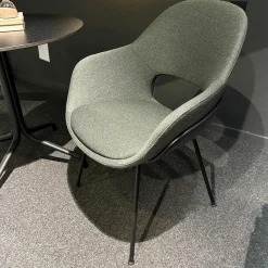 Freifrau Einzelstühle|Armlehnstuhl Theia High Stoff Shake Algae Grau Grün Stahlgestell Tiefschwarz Mit Filzgleitern