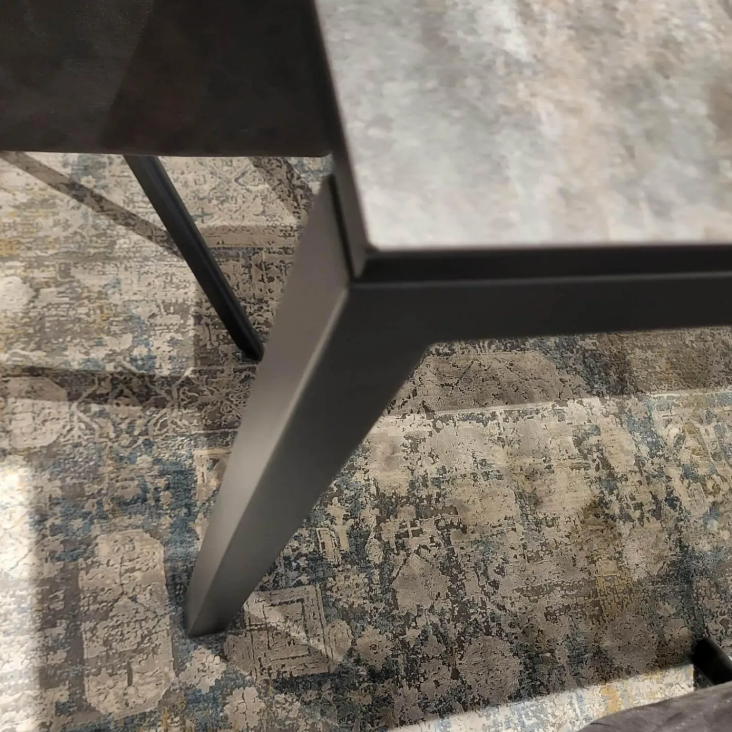 Contur Esstische|Auszugstisch Pienza Platte Keramik Oxido Darknight Grau Anthrazit Gestell Aluminium Schwarzgrau Pulverbeschichtet