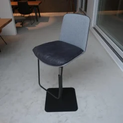 KFF Einzelstühle|Barhocker Lhasa Stoff Blake Grau 65 Drehgestell Struktur Anthrazit M23