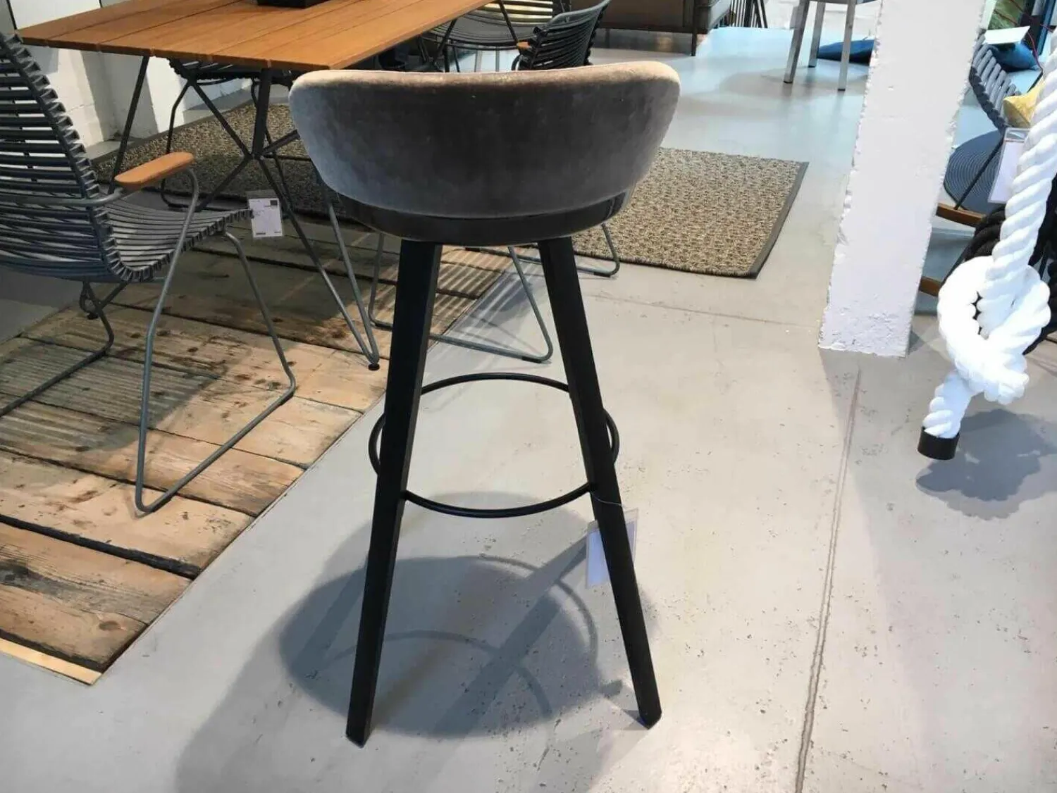 Freifrau Barhocker & Barstühle|Barhocker Romy Stoff Velours Braun Gestell Schwarz