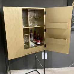 Contur Vitrinen & Highboards|Barschrank 3900 Glattlack Gold Sockelrahmen Schwarz Matt