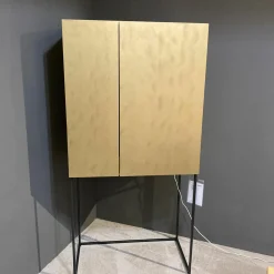 Contur Vitrinen & Highboards|Barschrank 3900 Glattlack Gold Sockelrahmen Schwarz Matt