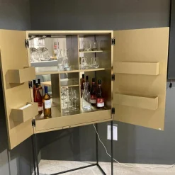 Contur Vitrinen & Highboards|Barschrank 3900 Glattlack Gold Sockelrahmen Schwarz Matt