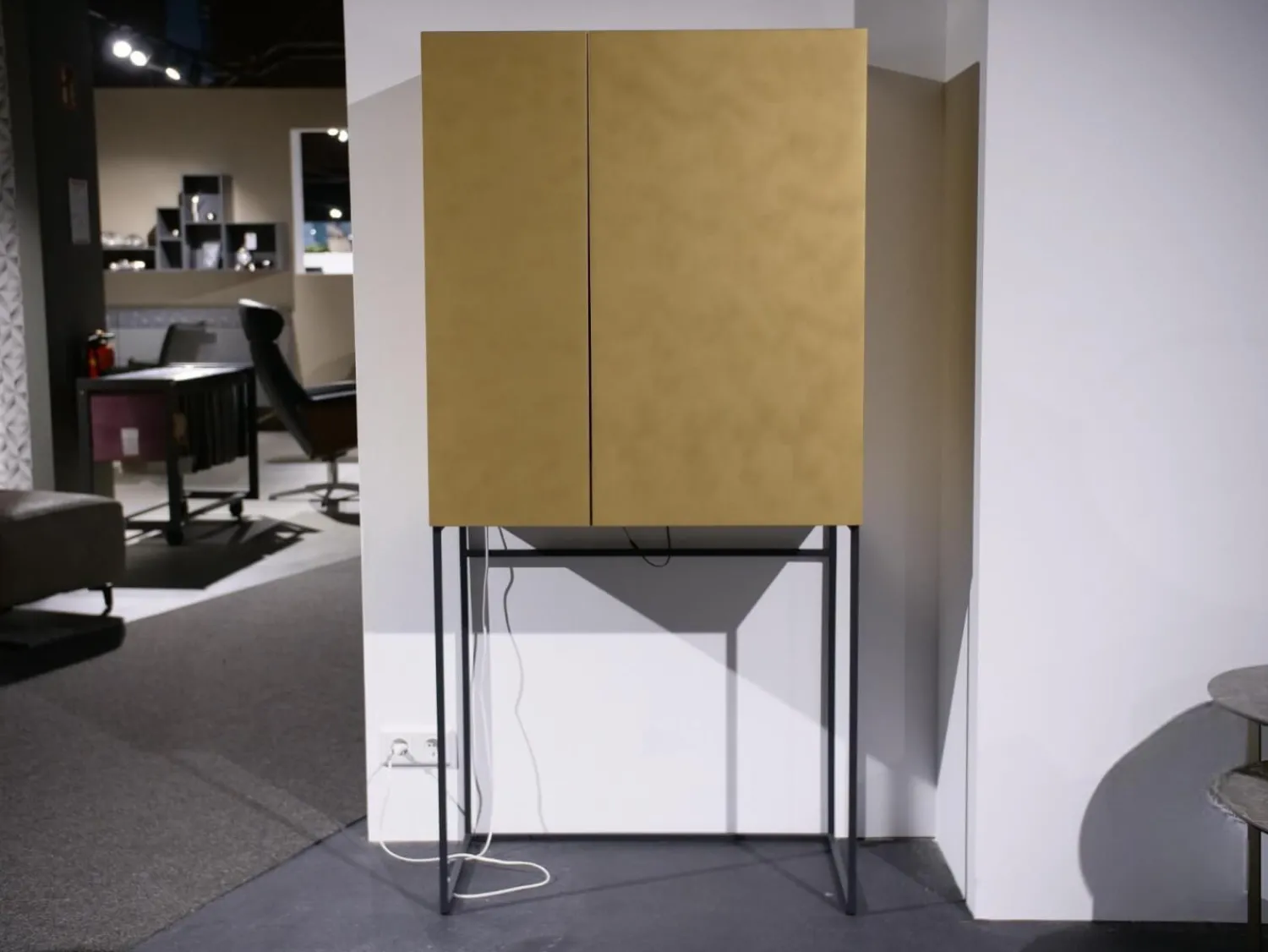 Sudbrock Vitrinen & Highboards|Barschrank Contur 3900 Lack 423 Gold Gebürstet Gestell Metall Anthrazit Schwarz