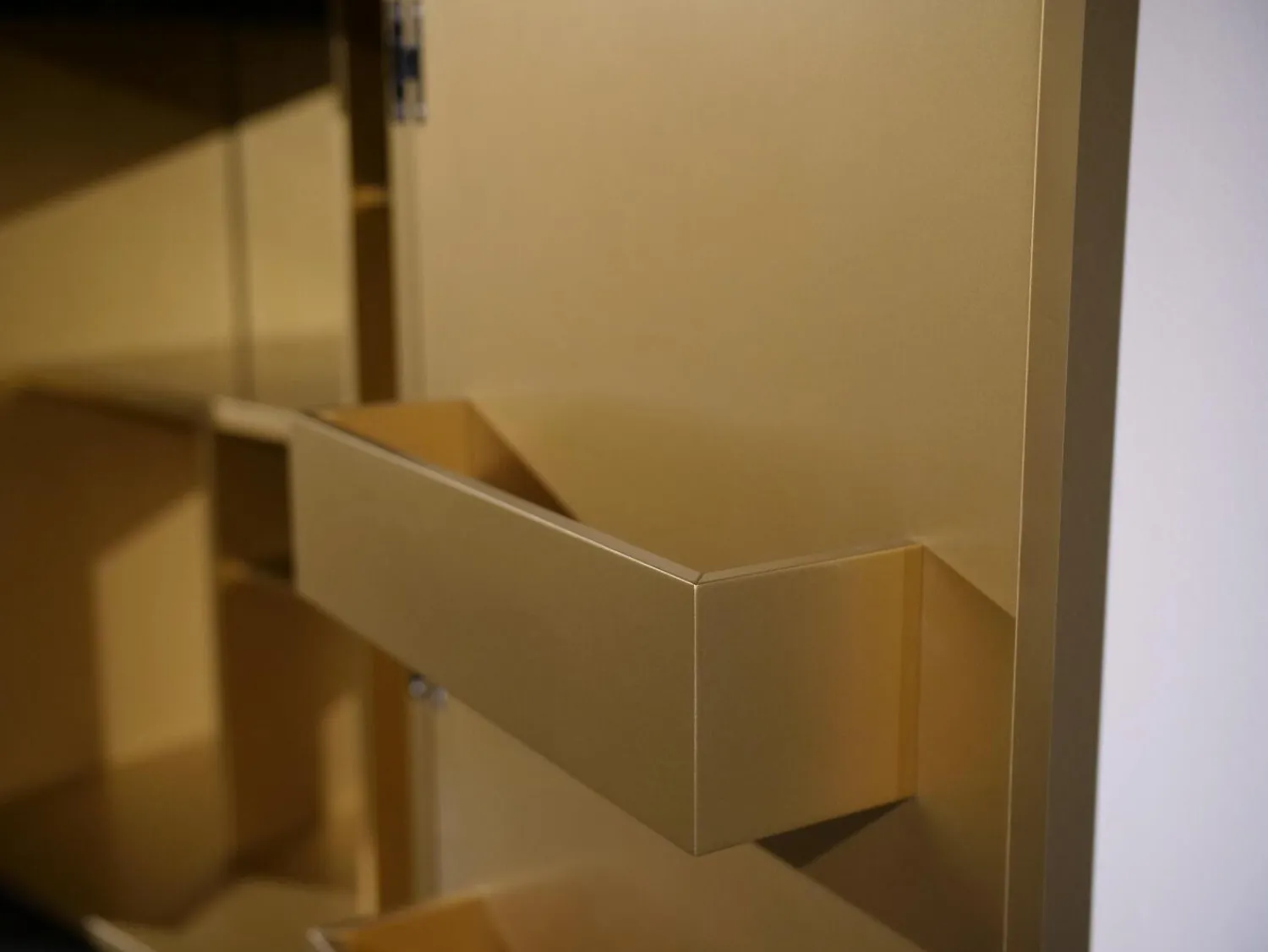 Sudbrock Vitrinen & Highboards|Barschrank Contur 3900 Lack 423 Gold Gebürstet Gestell Metall Anthrazit Schwarz