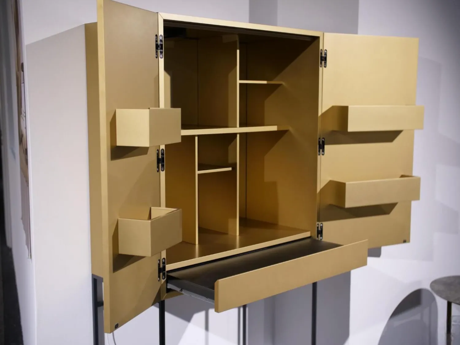 Sudbrock Vitrinen & Highboards|Barschrank Contur 3900 Lack 423 Gold Gebürstet Gestell Metall Anthrazit Schwarz