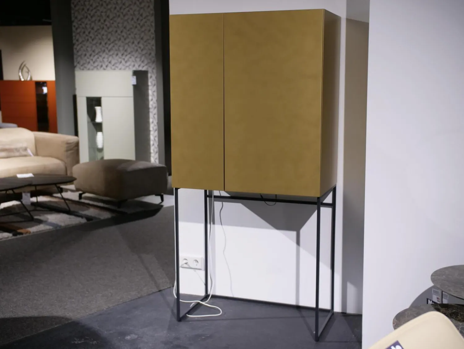 Sudbrock Vitrinen & Highboards|Barschrank Contur 3900 Lack 423 Gold Gebürstet Gestell Metall Anthrazit Schwarz