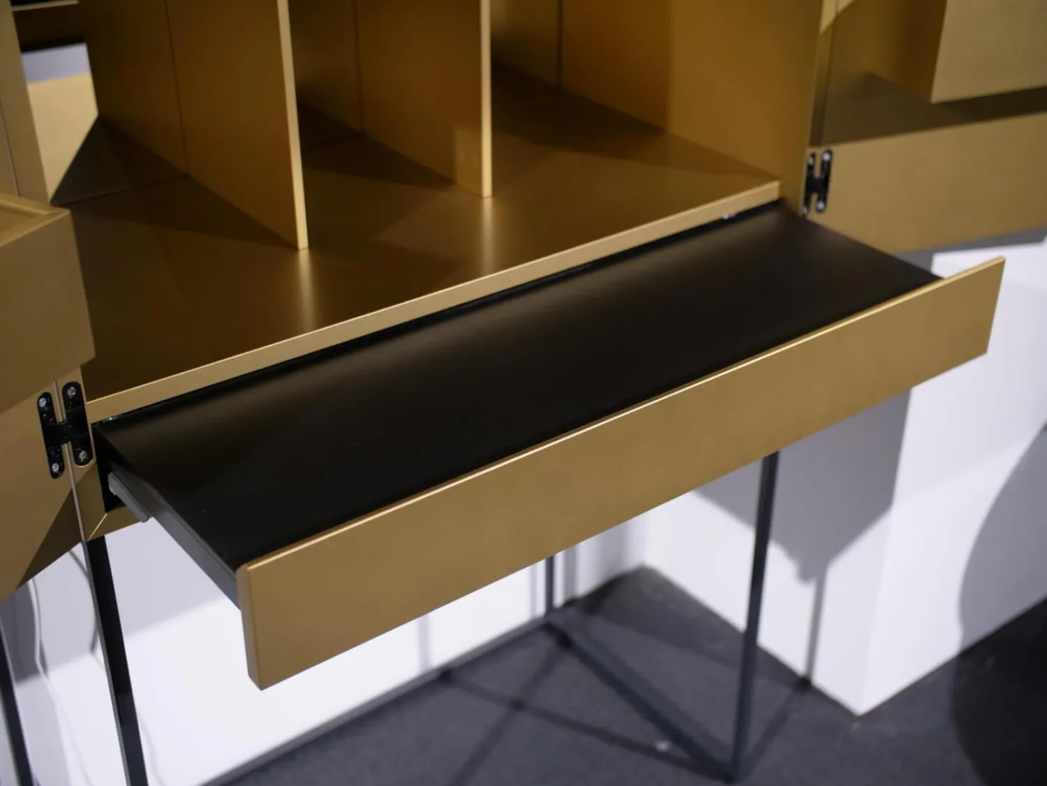 Sudbrock Vitrinen & Highboards|Barschrank Contur 3900 Lack 423 Gold Gebürstet Gestell Metall Anthrazit Schwarz