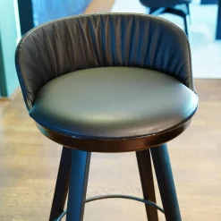 Freifrau Barhocker & Barstühle|Barstuhl Romy Variante Uni Bezug Leder Sahara Ebony 60009 Holzgestell Eiche Schwarz WD002