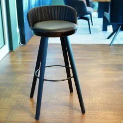 Freifrau Barhocker & Barstühle|Barstuhl Romy Variante Uni Bezug Leder Sahara Ebony 60009 Holzgestell Eiche Schwarz WD002