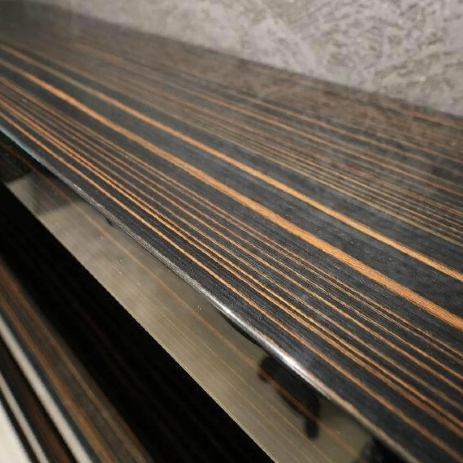 Minotti Regale|Bücherregal Carson Fachböden Ebenholz Seitenausführung Bronze