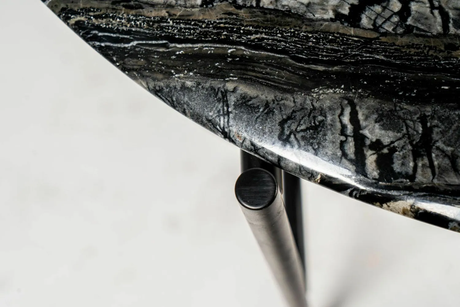 Meridiani Beistelltische|Beistelltisch Adrian 70R Platte Marmor Kenya MR2 Gestell Schwarz Matt Lackiert