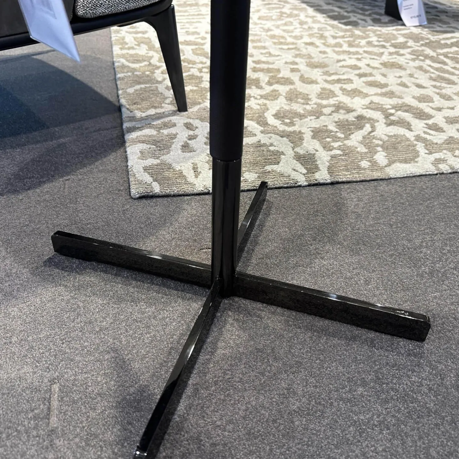 Poltrona Frau Beistelltische|Beistelltisch Bob Platte Leder SC 80-Bruno Havana Caffe Schwarz Gestell Stahl Nickelbrüniert Schwarz