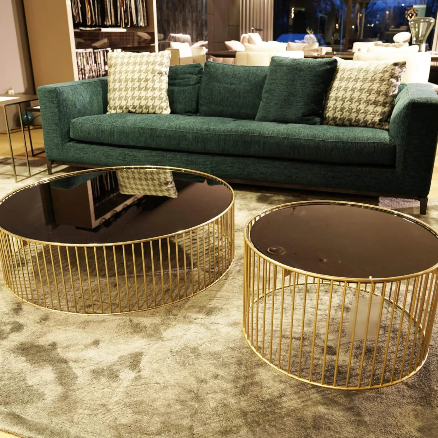 Minotti Beistelltische|Couchtische|Beistelltisch Caulfield 100x28 Gold Glasplatte Gold Metallgestell Glänzendes Hellgold