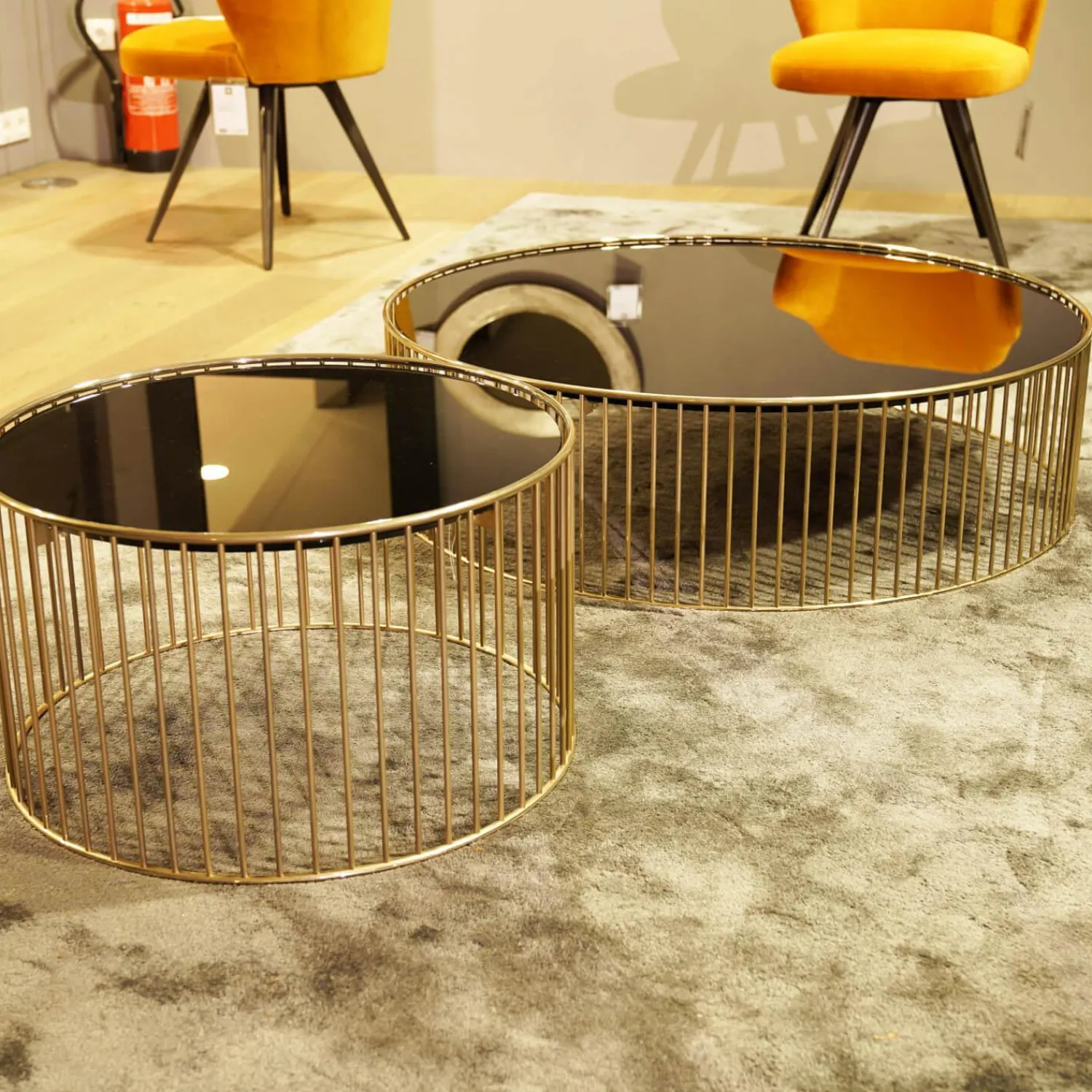 Minotti Beistelltische|Couchtische|Beistelltisch Caulfield 100x28 Gold Glasplatte Gold Metallgestell Glänzendes Hellgold