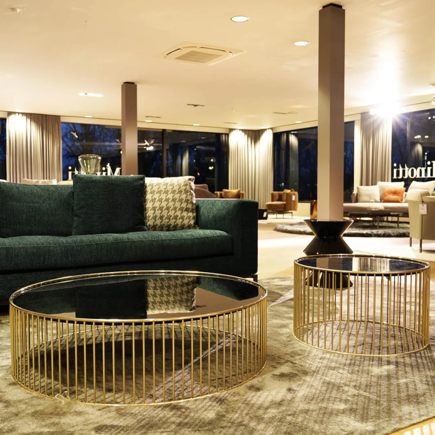 Minotti Beistelltische|Couchtische|Beistelltisch Caulfield 100x28 Gold Glasplatte Gold Metallgestell Glänzendes Hellgold