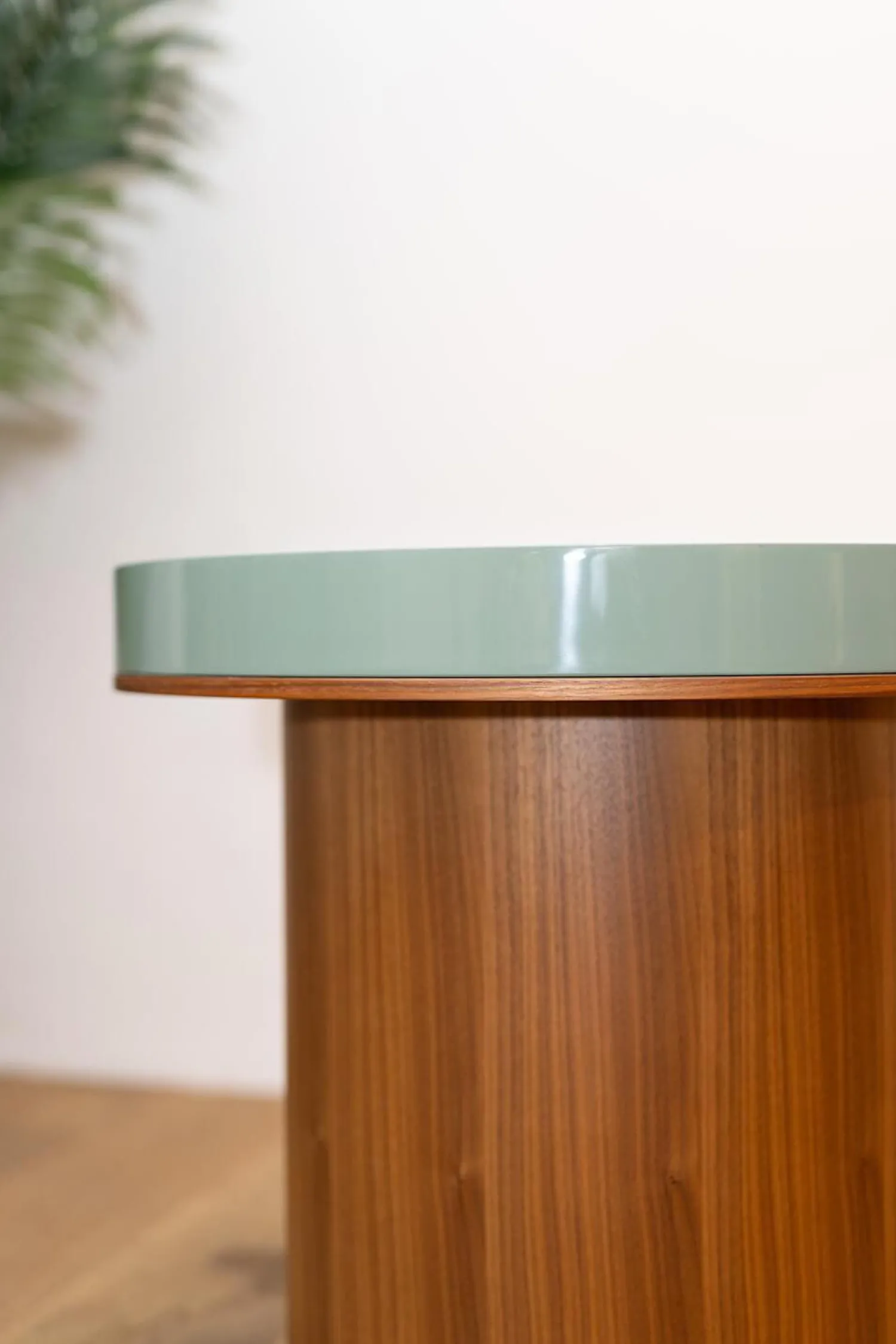 Cassina Beistelltische|Beistelltisch Dress Up Platte Lack Salvia Blau Gestell Nussbaum