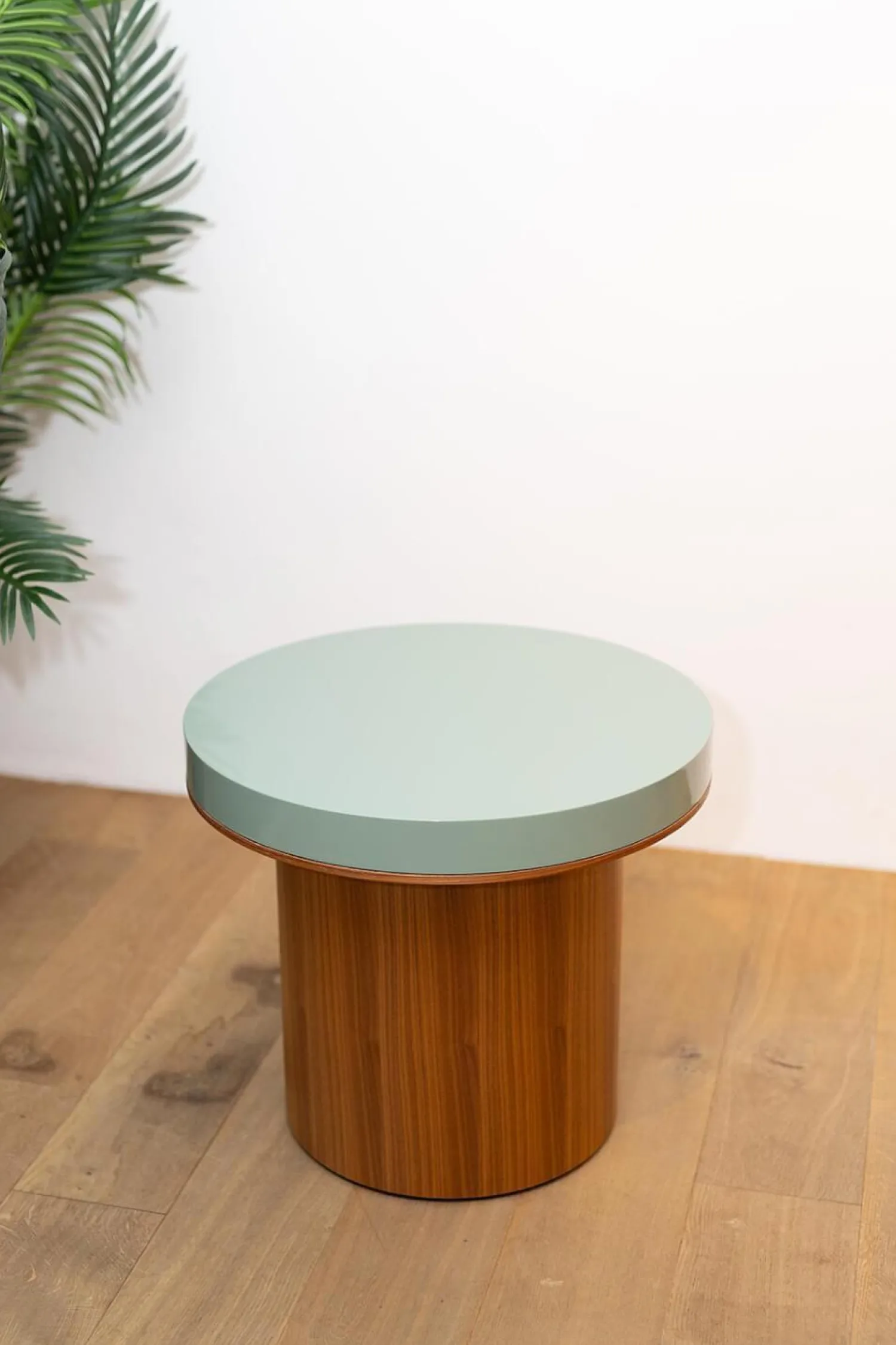 Cassina Beistelltische|Beistelltisch Dress Up Platte Lack Salvia Blau Gestell Nussbaum