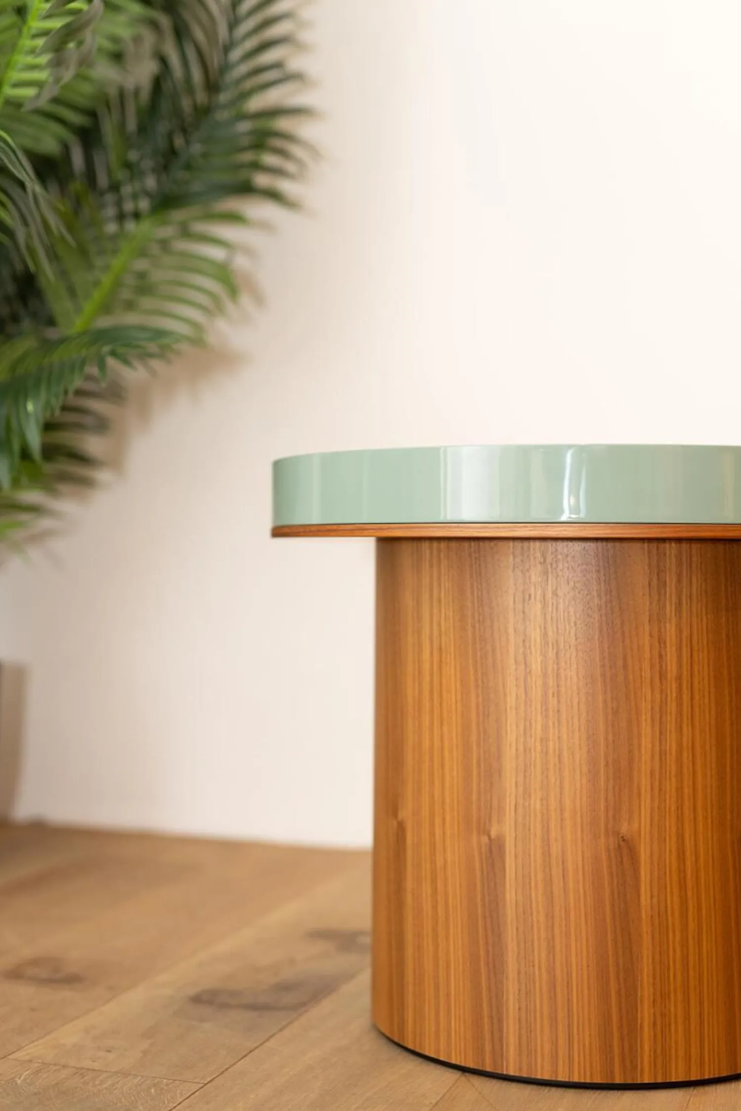 Cassina Beistelltische|Beistelltisch Dress Up Platte Lack Salvia Blau Gestell Nussbaum