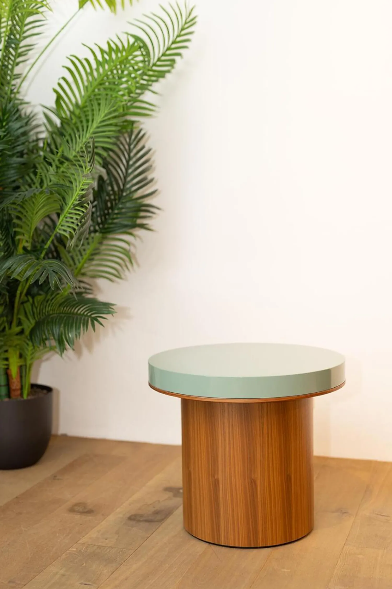 Cassina Beistelltische|Beistelltisch Dress Up Platte Lack Salvia Blau Gestell Nussbaum