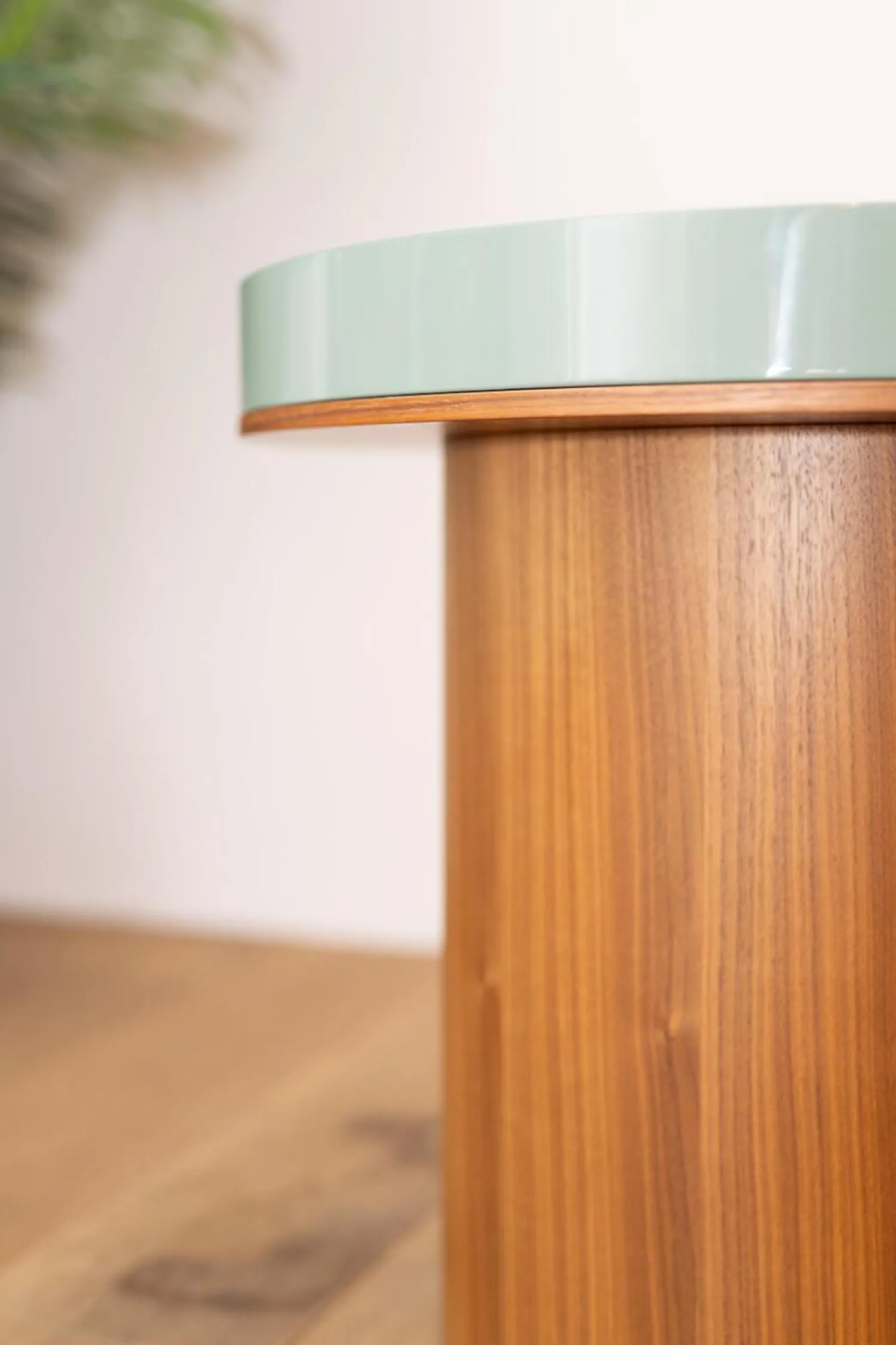 Cassina Beistelltische|Beistelltisch Dress Up Platte Lack Salvia Blau Gestell Nussbaum