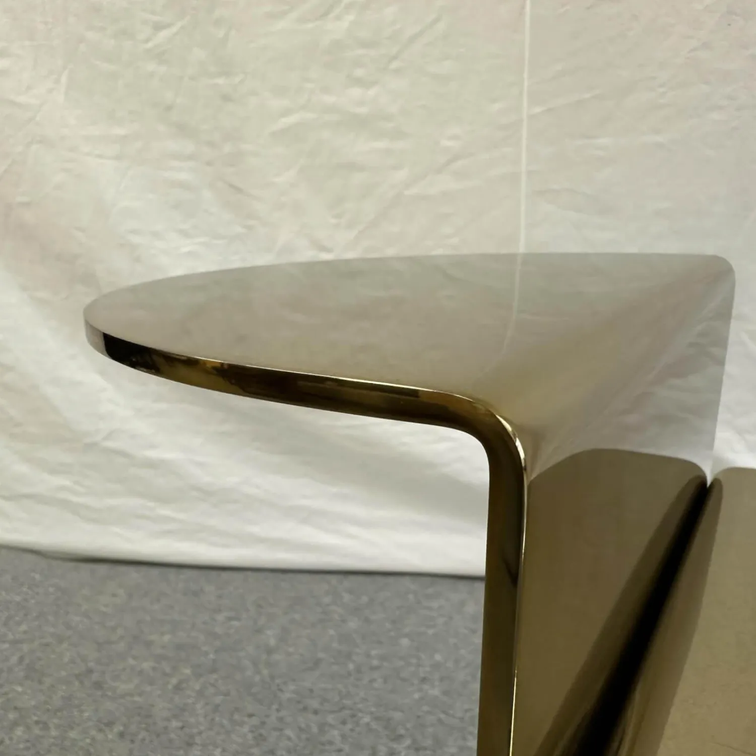 Minotti Beistelltische|Beistelltisch Flirt Gestell Rostfreier Glänzender Stahl Gold 2 Gebogene Metallplatten