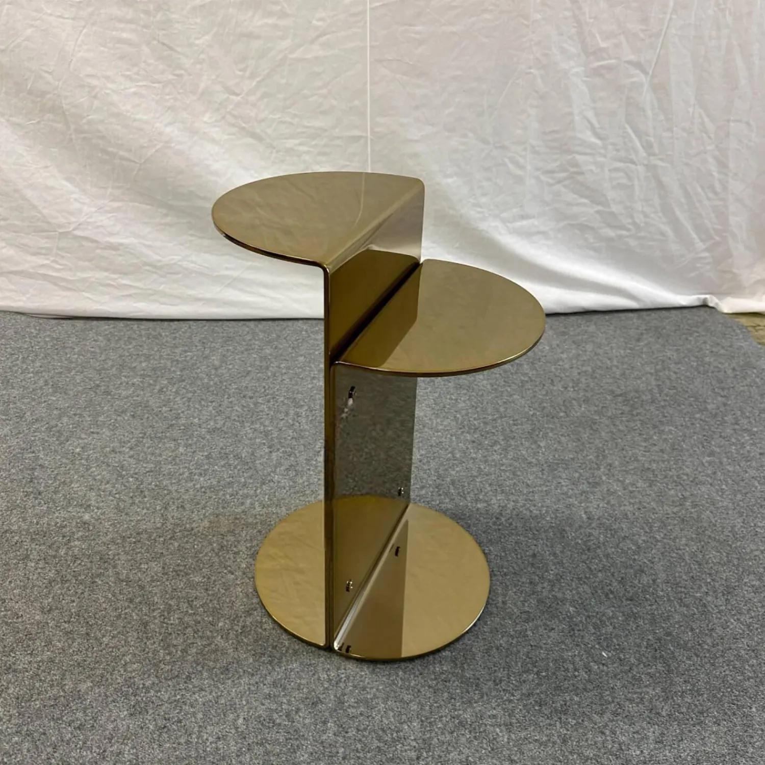 Minotti Beistelltische|Beistelltisch Flirt Gestell Rostfreier Glänzender Stahl Gold 2 Gebogene Metallplatten