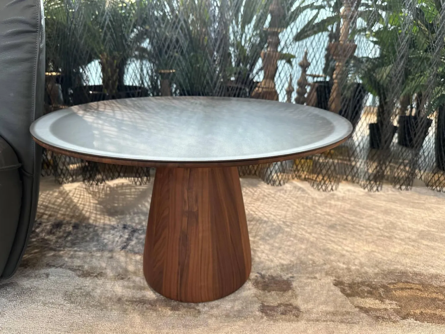 Walter Knoll Beistelltische|Beistelltisch Foster Rund Platte Stahl Matt Pulverbeschichtet Bronze Schwarz Säulenfuß Nussbaum Massiv Geölt