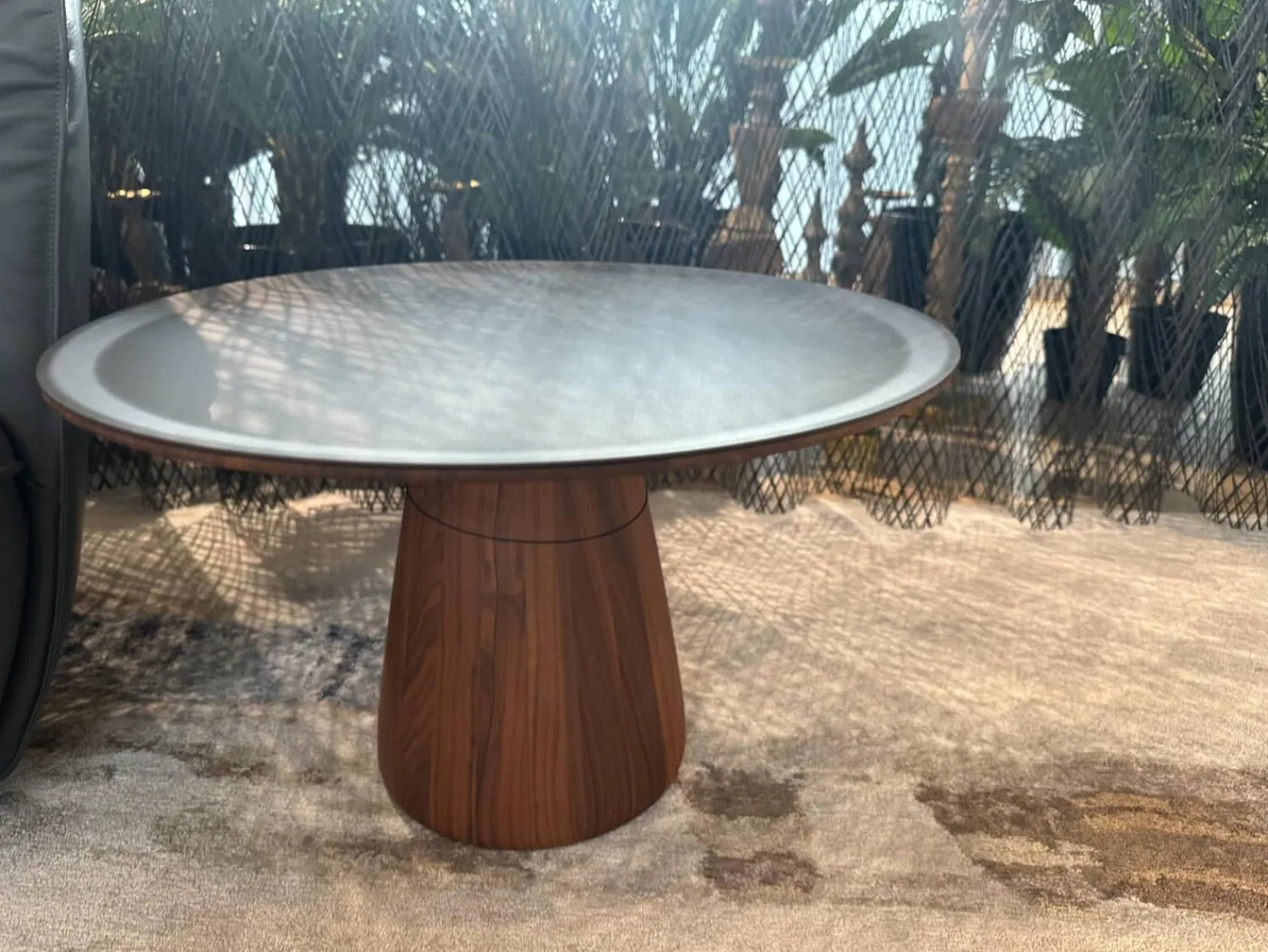 Walter Knoll Beistelltische|Beistelltisch Foster Rund Platte Stahl Matt Pulverbeschichtet Bronze Schwarz Säulenfuß Nussbaum Massiv Geölt