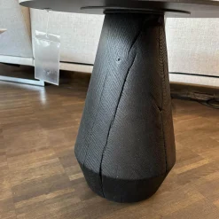 ASCO Beistelltische|Beistelltisch Ivy Platte Stahlblech Dunkelgrau Strukturiert Massivholzkegel Brandeiche Schwarz Geölt