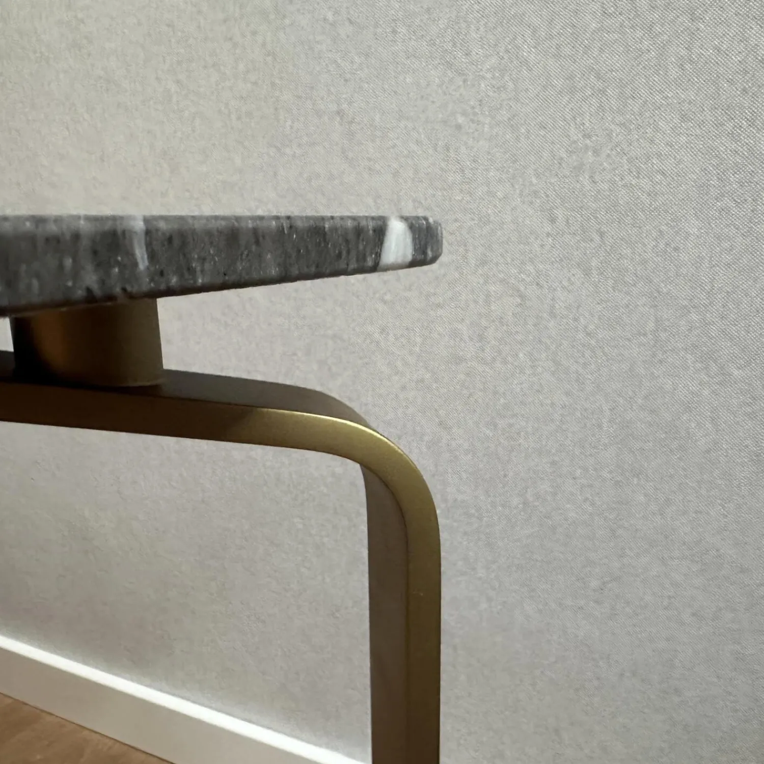 Bielefelder Werkstätten Beistelltische|Beistelltisch Joy BW T 110 100 Platte Granit Grau Gestell Messingfarbig Matt