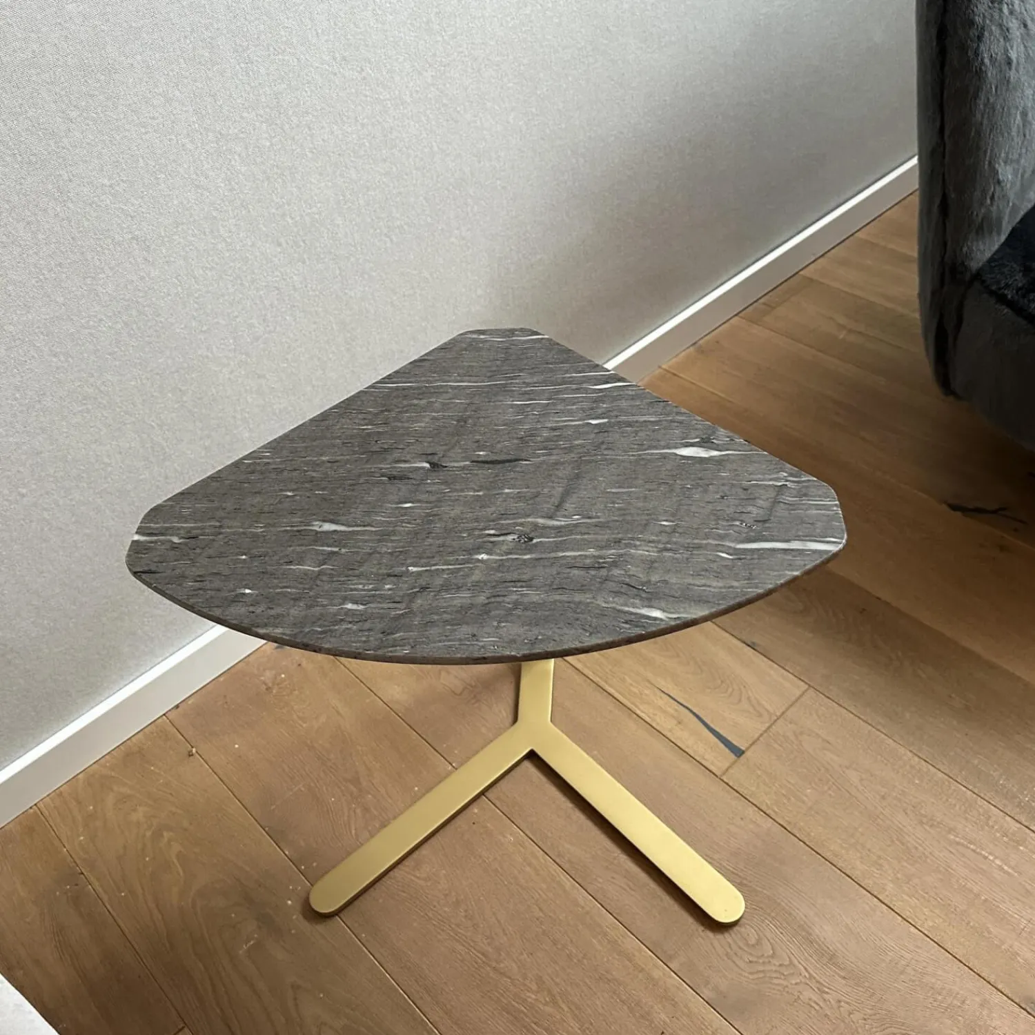 Bielefelder Werkstätten Beistelltische|Beistelltisch Joy BW T 110 100 Platte Granit Grau Gestell Messingfarbig Matt