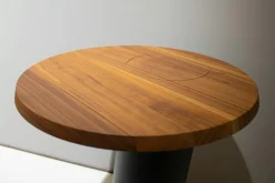 Rodam Beistelltische|Beistelltisch Loup Groß Platte Nussbaum Fuß Metall Carbon mit Qi Ladefunktion