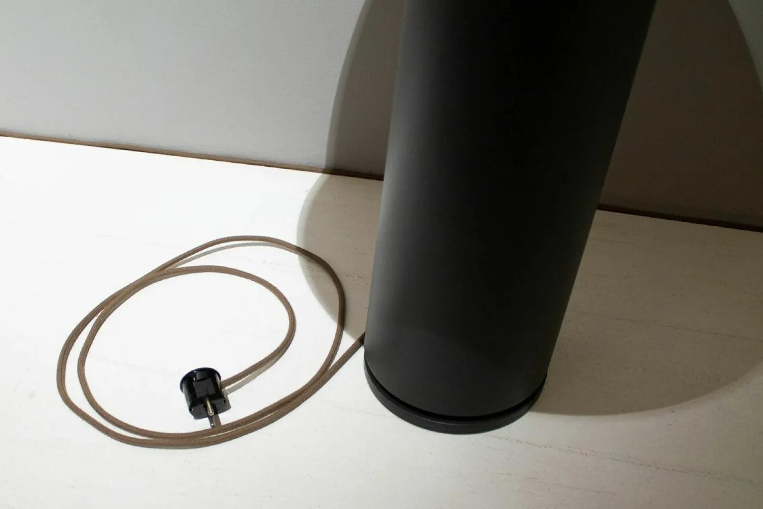 Rodam Beistelltische|Beistelltisch Loup Groß Platte Nussbaum Fuß Metall Carbon mit Qi Ladefunktion