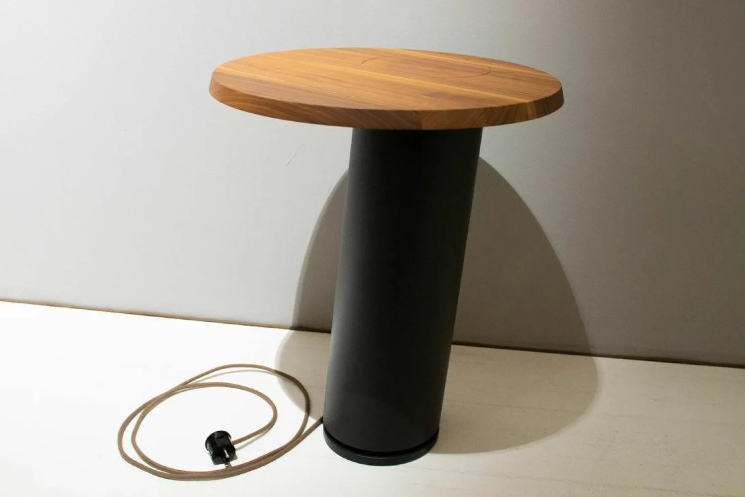 Rodam Beistelltische|Beistelltisch Loup Groß Platte Nussbaum Fuß Metall Carbon mit Qi Ladefunktion