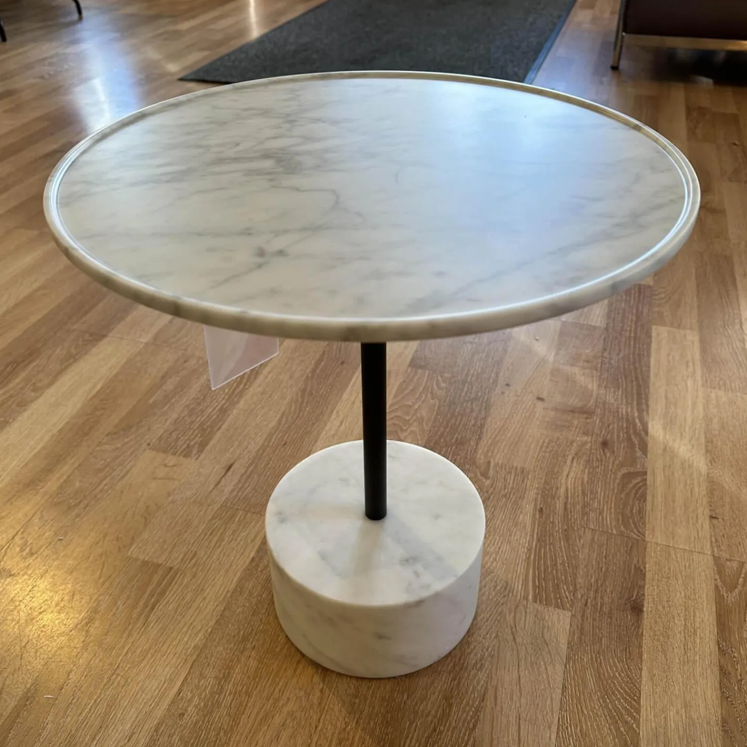 Cassina Beistelltische|Beistelltisch Marmor Carrara Weiß Stahlgestell Anthrazit