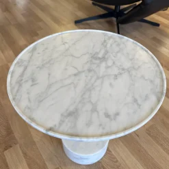 Cassina Beistelltische|Beistelltisch Marmor Carrara Weiß Stahlgestell Anthrazit