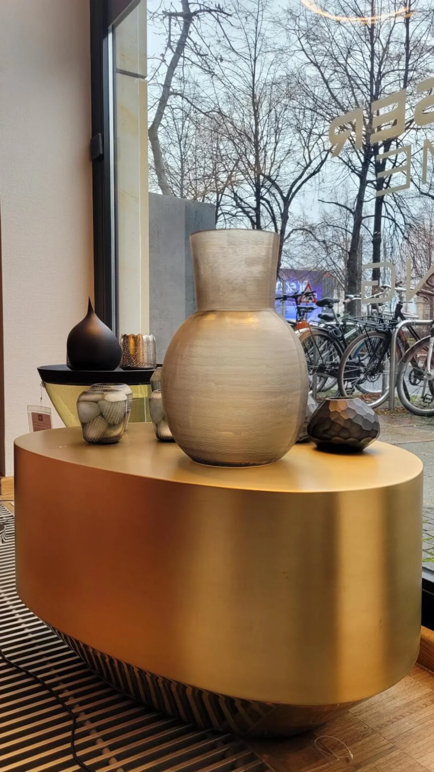 Christine Kröncke Couchtische|Beistelltisch Midas Messing Geschliffen Leicht Brüniert Sockel Handpoliert