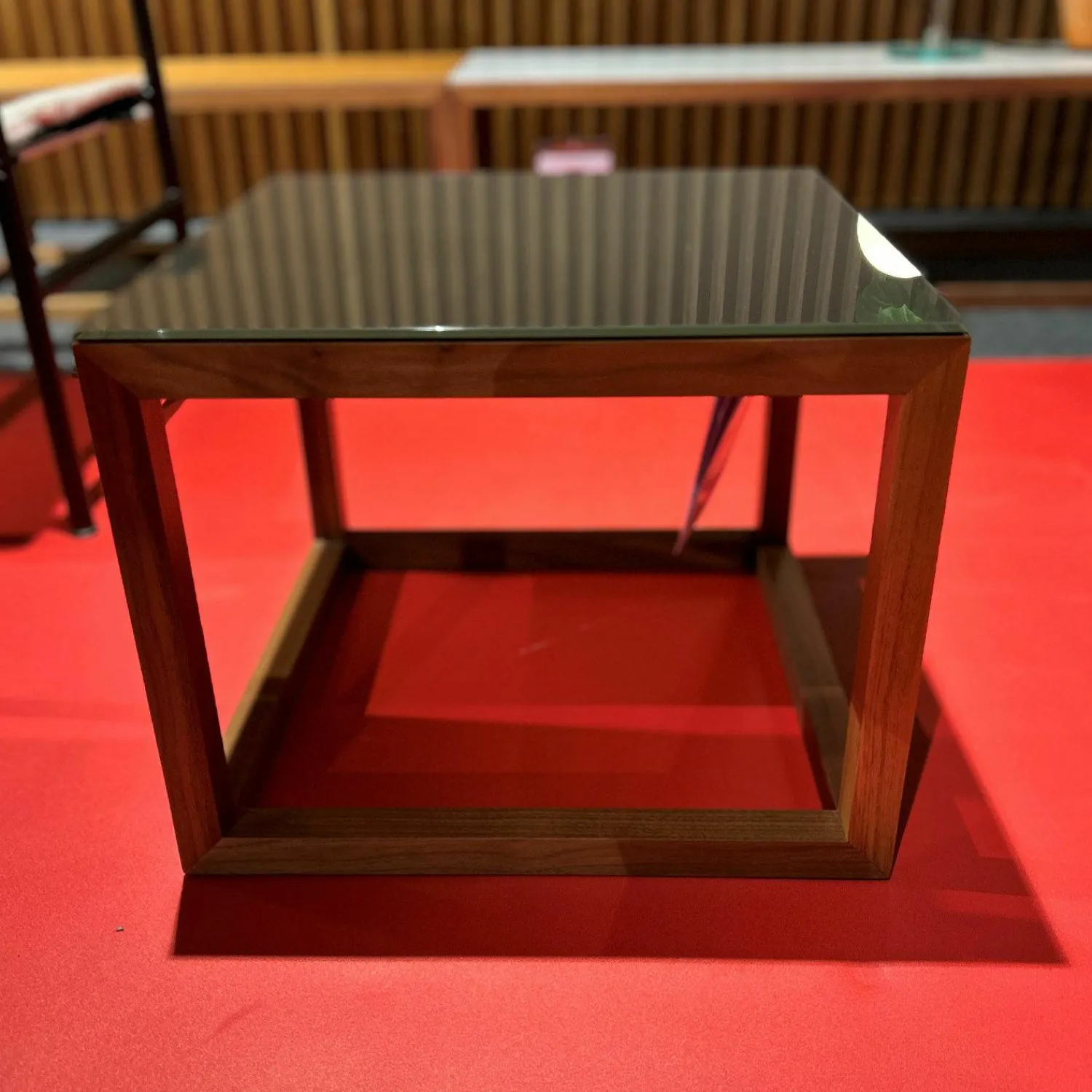 Cassina Beistelltische|Beistelltisch Note Klein Platte Glas Kaffee Braun Gestell Amerikanischer Nussbaum