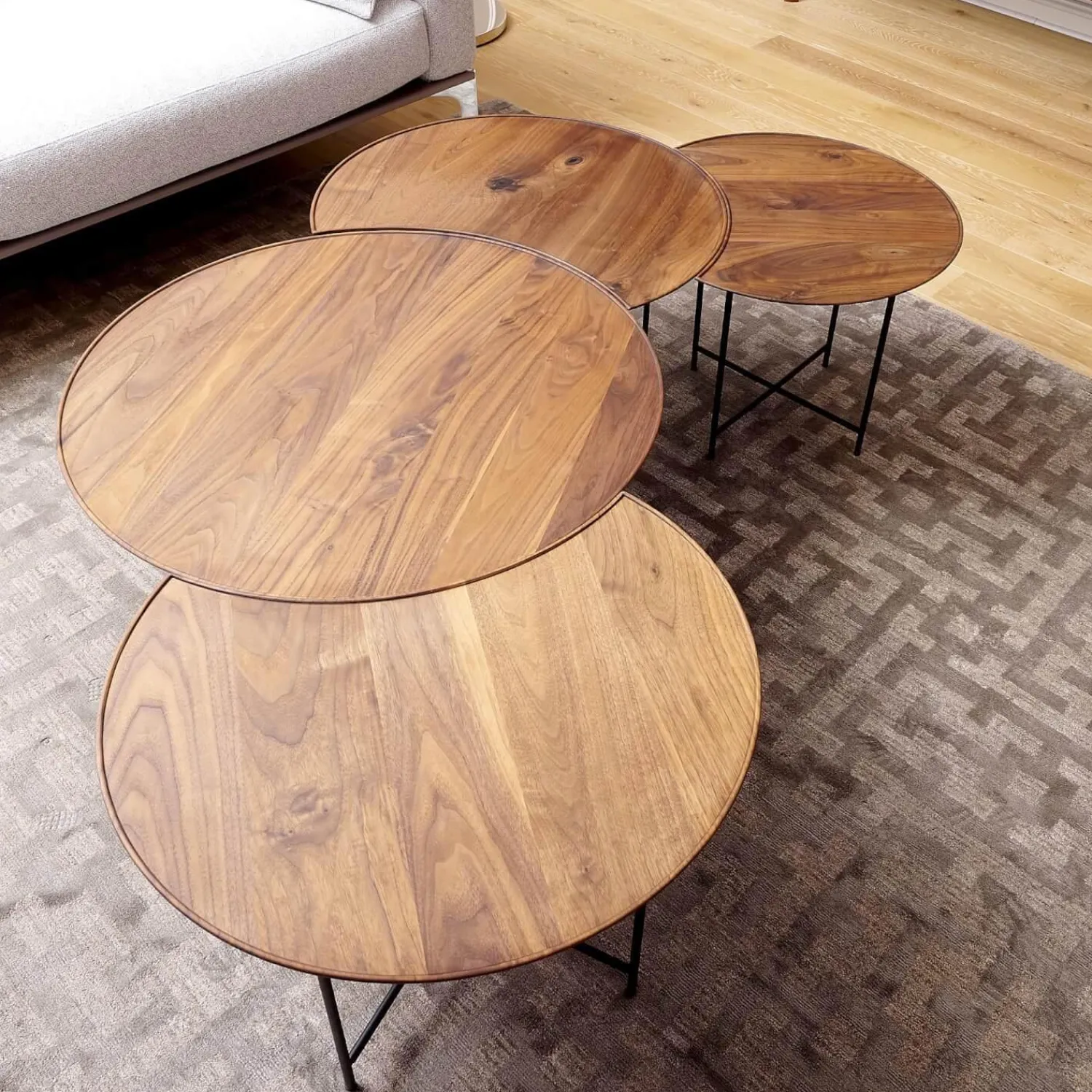 Scholtissek Beistelltische|Beistelltisch Sichel Massiv Nussbaum Geölt Platten Mit Profilkante Eisengestell Dunkel Schwarz